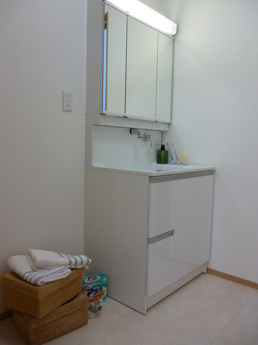 Wash basin, toilet. Interior