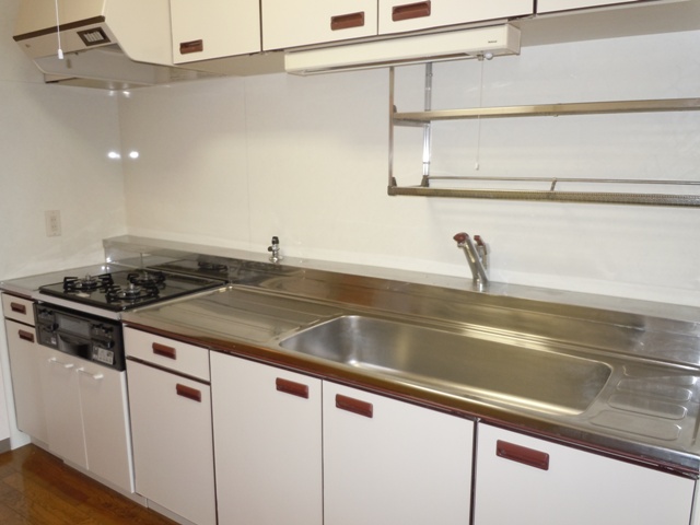 Kitchen. Sink the back of the wall, It is clean and easy kitchen panel