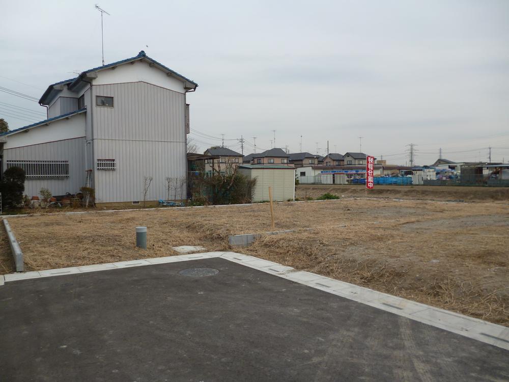 Local photos, including front road. 4 compartment popular in subdivision! Living environment good day is also the preeminent. The remaining 2 is a compartment!