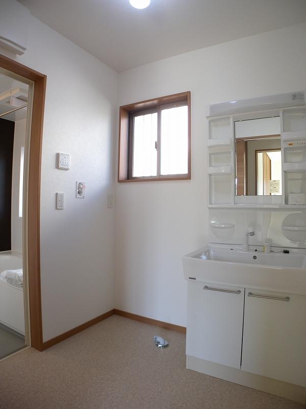 Wash basin, toilet. Building 3 Washroom