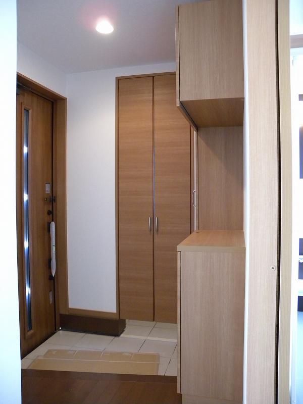 Entrance. Building 3 Doma storage & shoe box