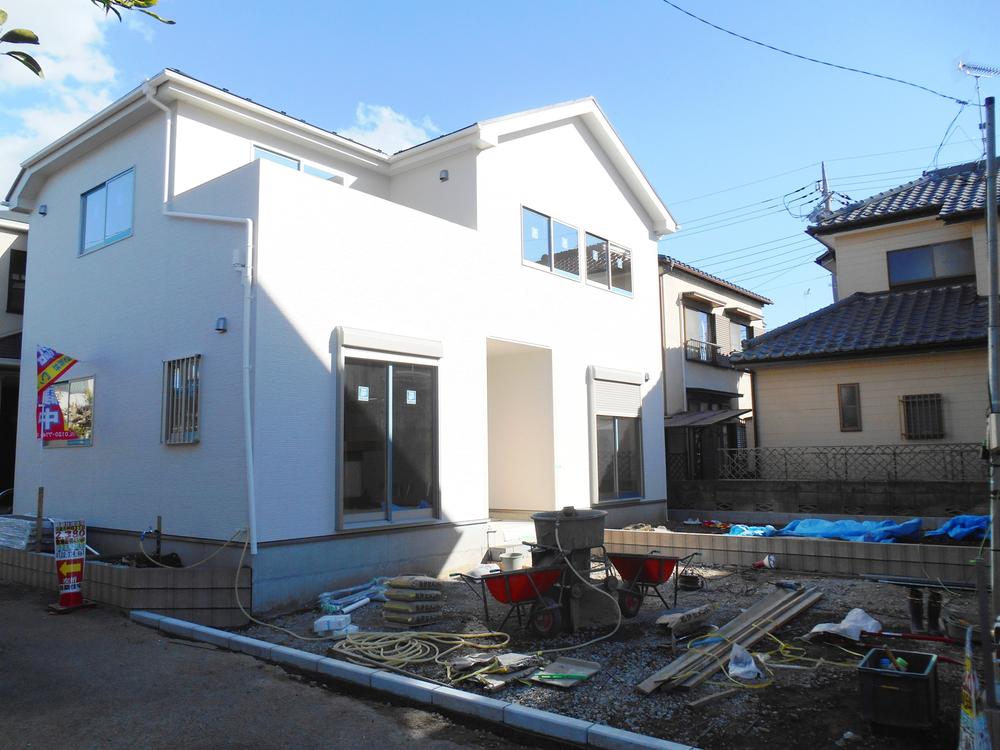 Local photos, including front road. Local (12 May 2013) Shooting