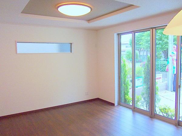 Living. Bright room with four sash with a sense of open / D Building (August 2013) Shooting