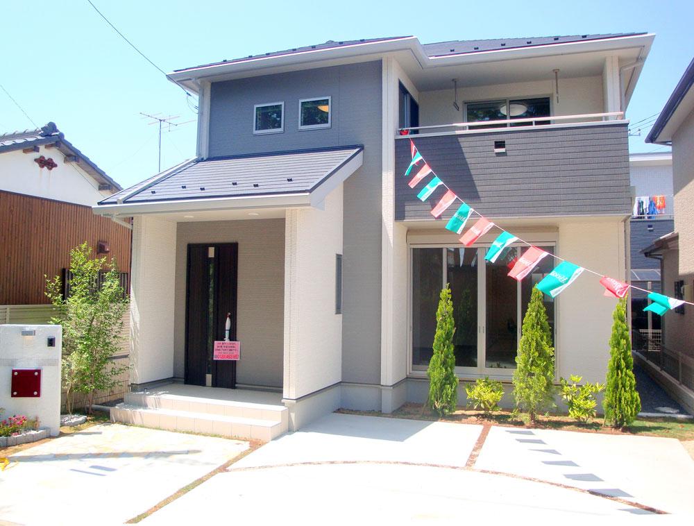 Local appearance photo. House clearing the energy-saving achievement rate of 100% or more in the top runner standard. (Window glass all rooms pair glass, kitchen ・ Bathroom with shower water-saving type, Fluorescent lighting, Small diameter using a pipe or the like) local (August 2013) Shooting