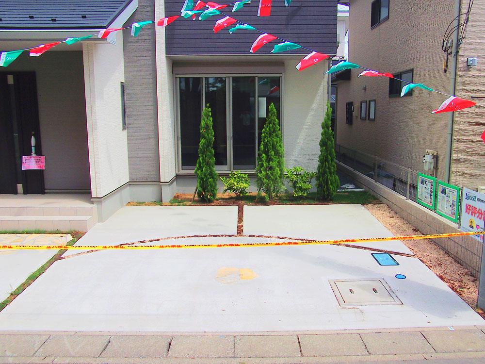 Parking lot. Parking out Ease. Two parallel parking is available. / D Building (August 2013 shooting)