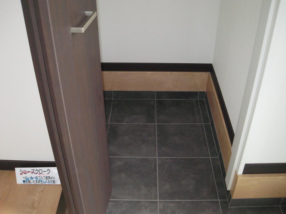 Entrance. (1) Building Next to the entrance, such as strollers and golf back was to ensure Maeru storage space. 