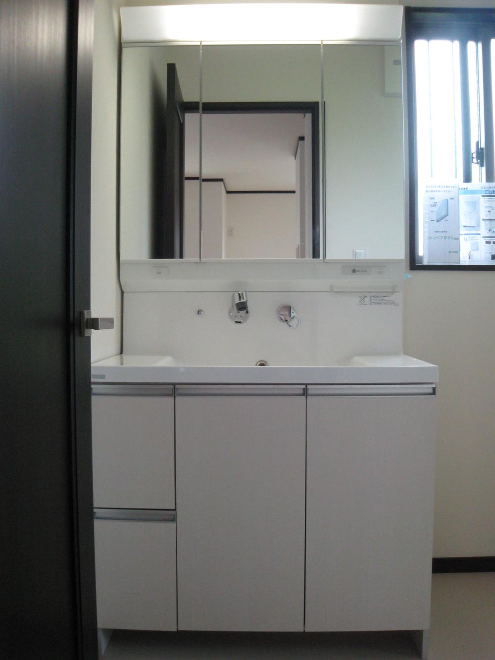 Wash basin, toilet. W900 Miri type. Things put easy-to-use "flat counter" and storage shelves will produce a simple and comfortable space, such as "housing three-sided mirror," was fulfilling. 