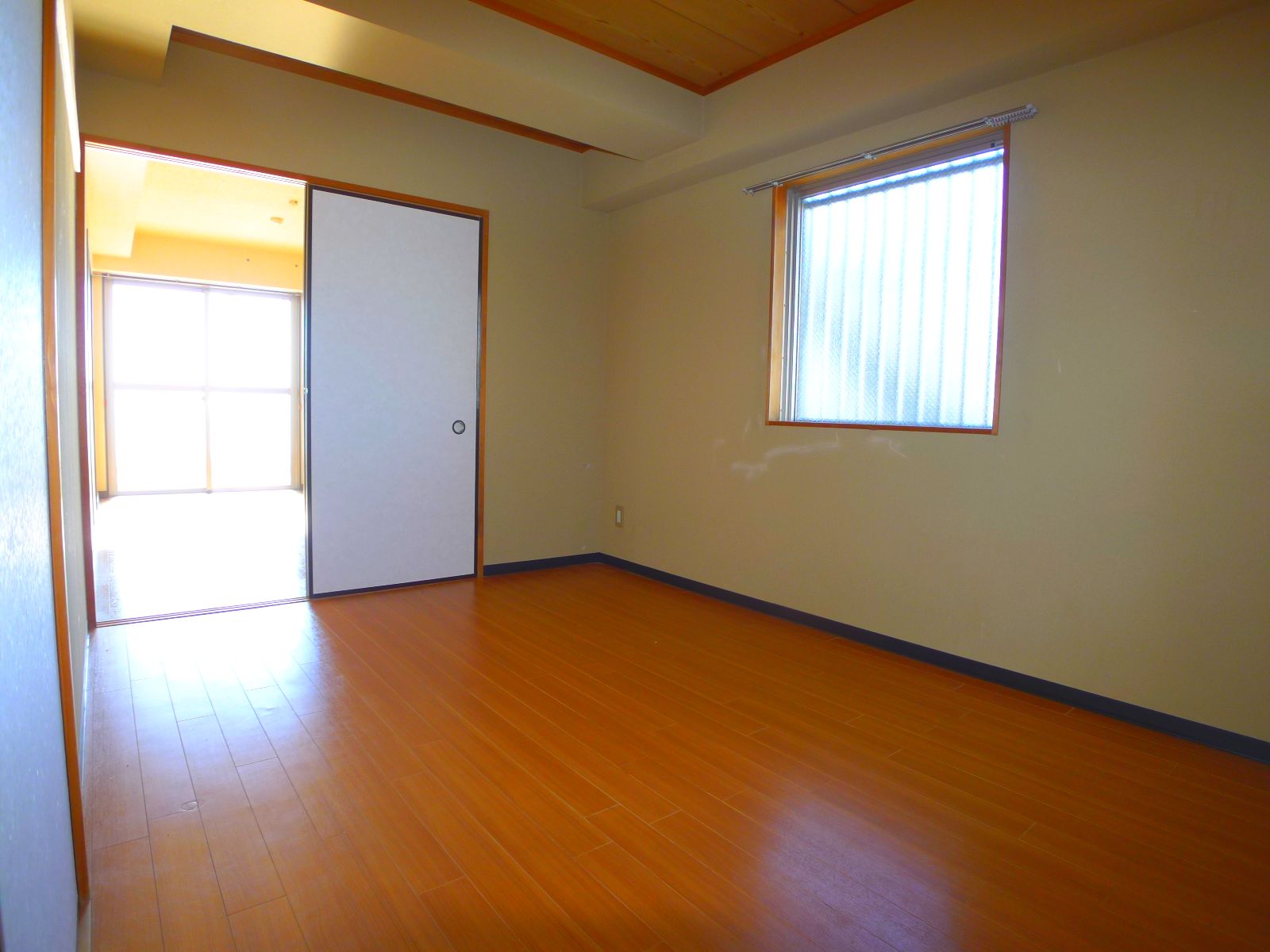 Living and room. Western-style 6 Pledge ~ Western-style 7.5 Pledge