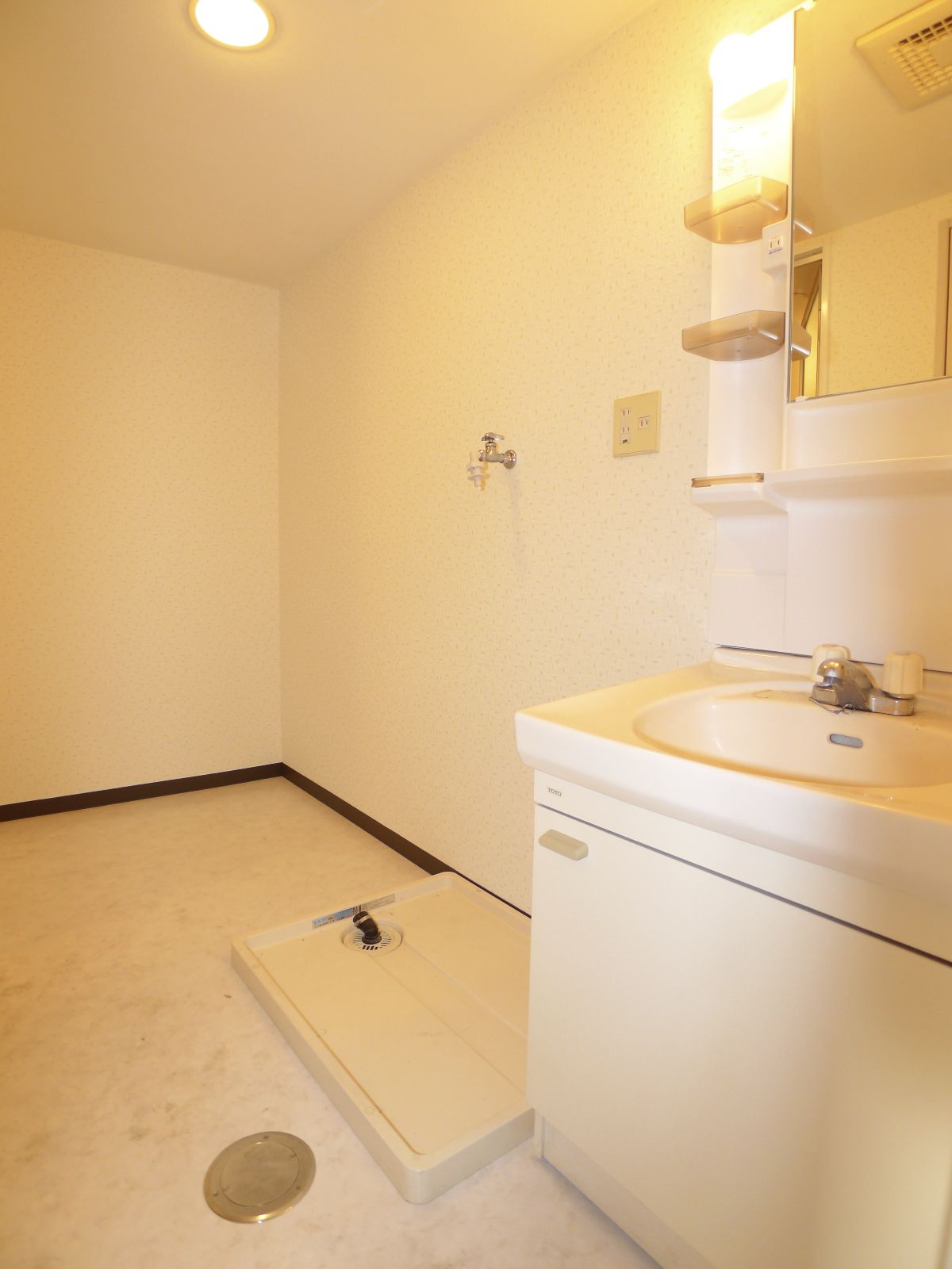 Washroom. Independent wash basin