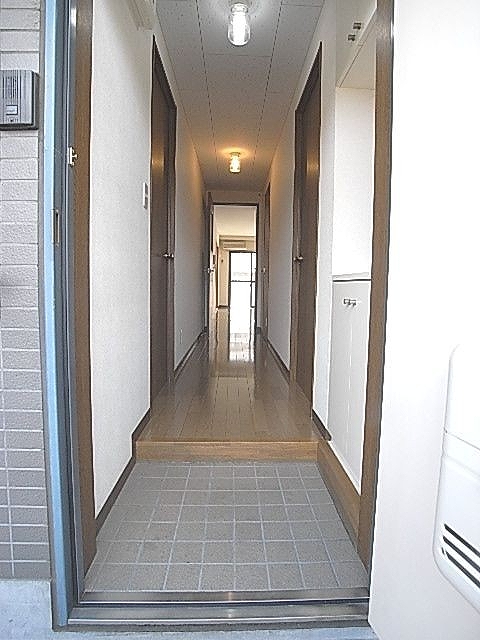 Entrance. Cupboard full!