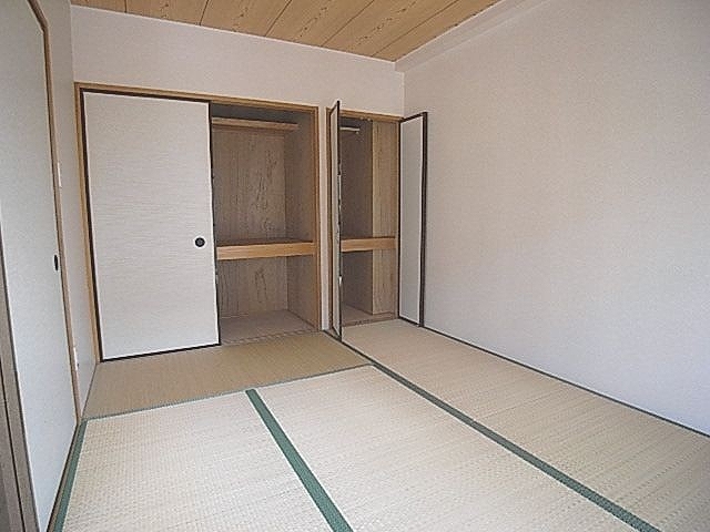 Living and room. Storage lot! Japanese-style room 6 quires