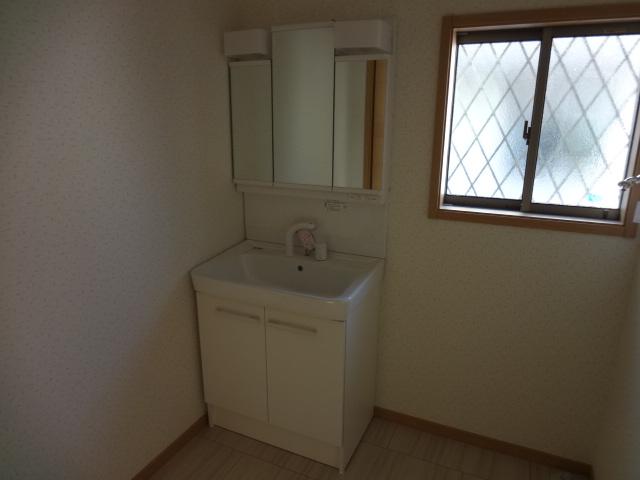 Wash basin, toilet. Interior