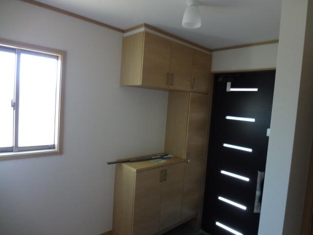 Entrance. Entrance storage