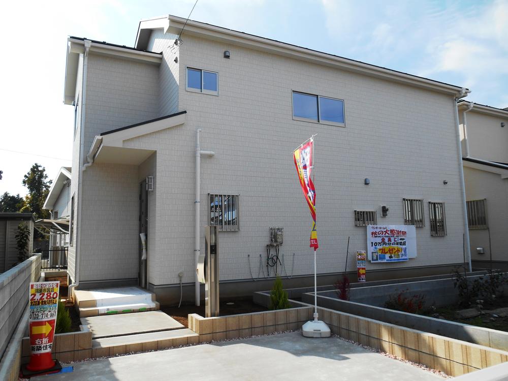 Local photos, including front road. Local (11 May 2013) Shooting