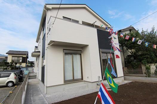 Local appearance photo. 1 Building Appearance of chic shades