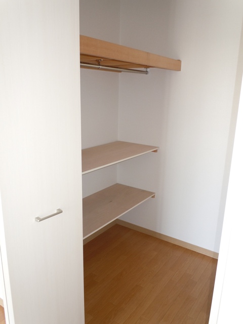 Receipt. Walk-in closet is popular in Western-style