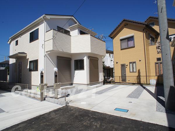 Local appearance photo. Building 2 ・  ・  ・ Two cars parallel parking OK!  It covers an area of, What more than 45 square meters! 