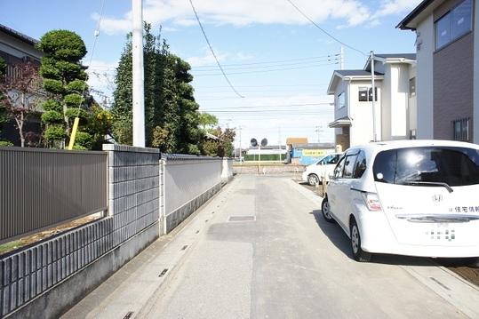 Local photos, including front road. Frontal road