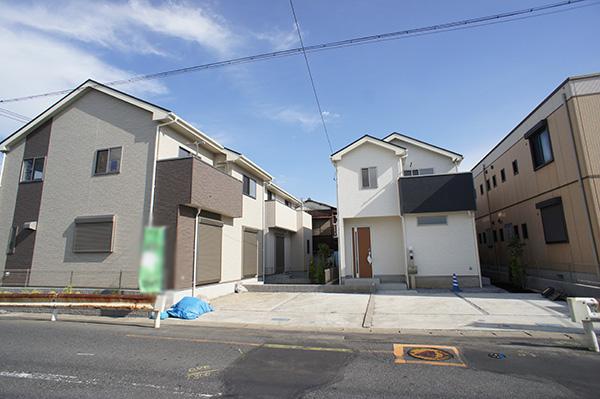 Local photos, including front road. Overall