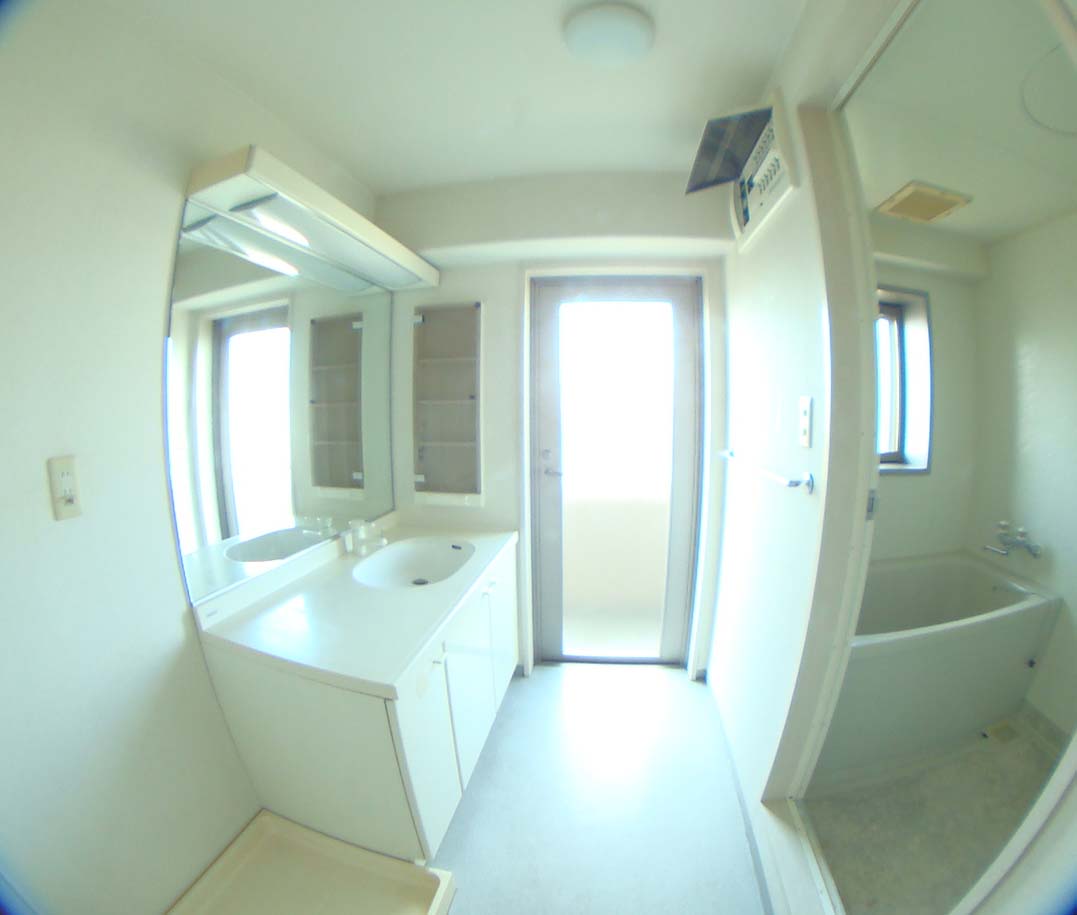 Washroom. Effortlessly balcony your laundry if you open the door ☆