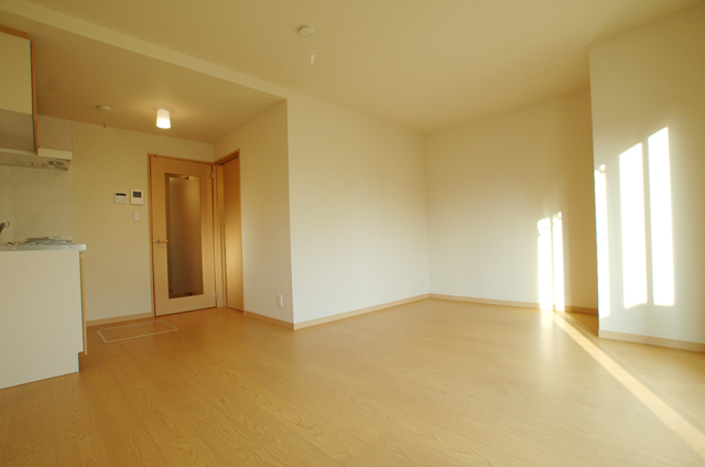 Other room space. Bright south-facing ☆ Cozy space