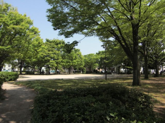 park. 440m to Higashikoshigaya sixth park (park)