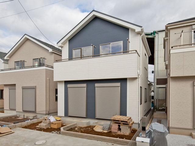 Local appearance photo. C Building Is a positive per good properties in the south-west road. First floor living next door has established a Japanese-style room.