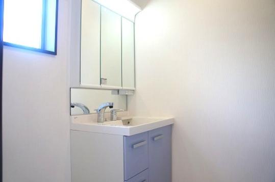 Wash basin, toilet. Wash