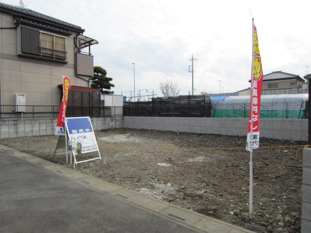 Local photos, including front road. Seddo on public roads