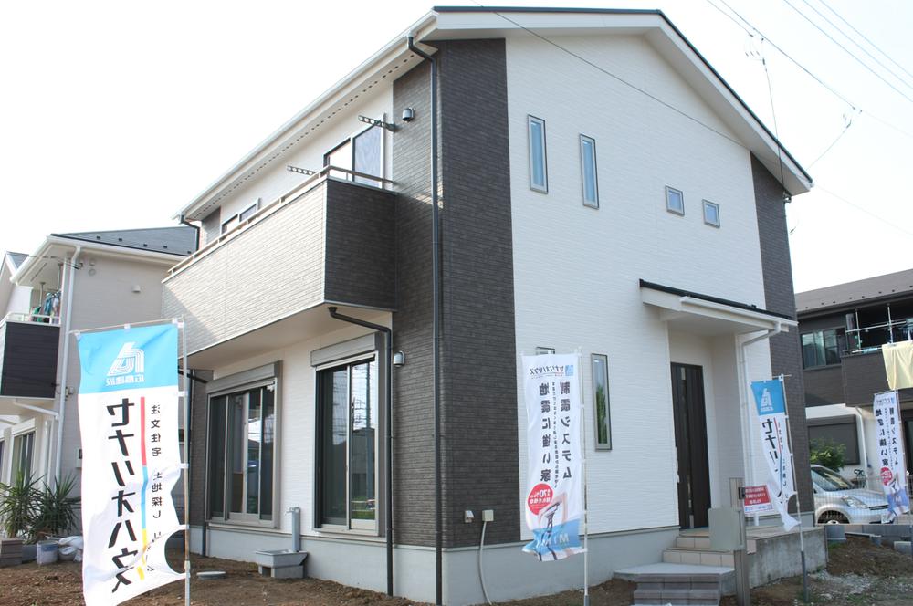 Local appearance photo. Outstanding day in the popularity of the southeast corner lot. Will receive the blessing of all day sun !! parking space is also spacious garden with two Allowed. 