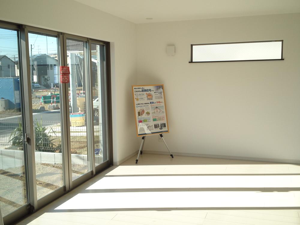 Living. Indoor (12 May 2013) Shooting Sunny living.  Sash is also wide. 