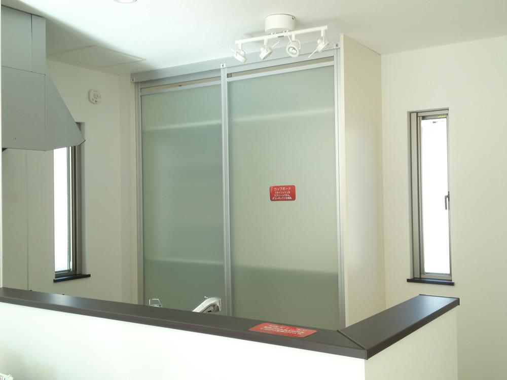 Kitchen. Indoor (12 May 2013) Shooting Face-to-face kitchen with a bright sense of liberation Also it comes with a cupboard with stylish screen panel. 