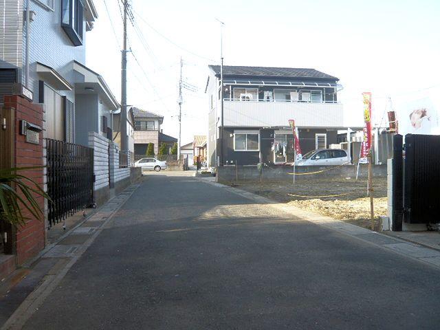 Local photos, including front road. A quiet residential area