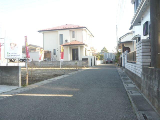 Local photos, including front road. Before road 4m