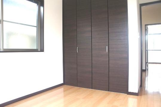 Non-living room. Storage rich Western-style