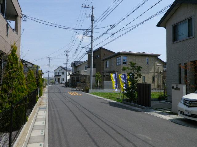 Local photos, including front road. From the west