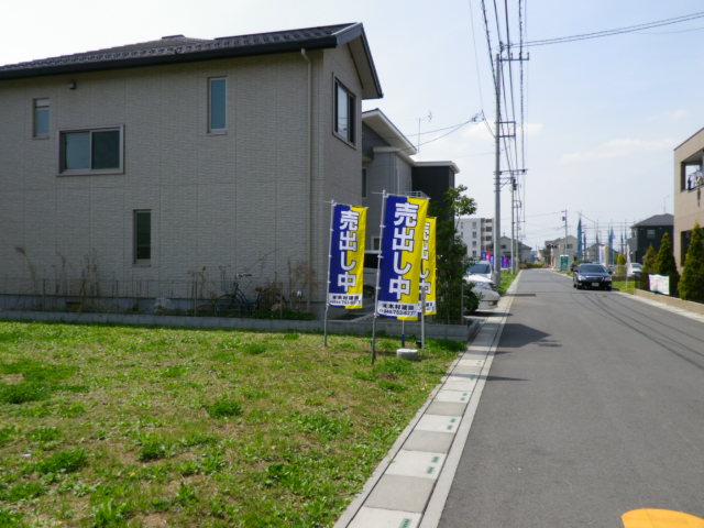 Local photos, including front road. From the east