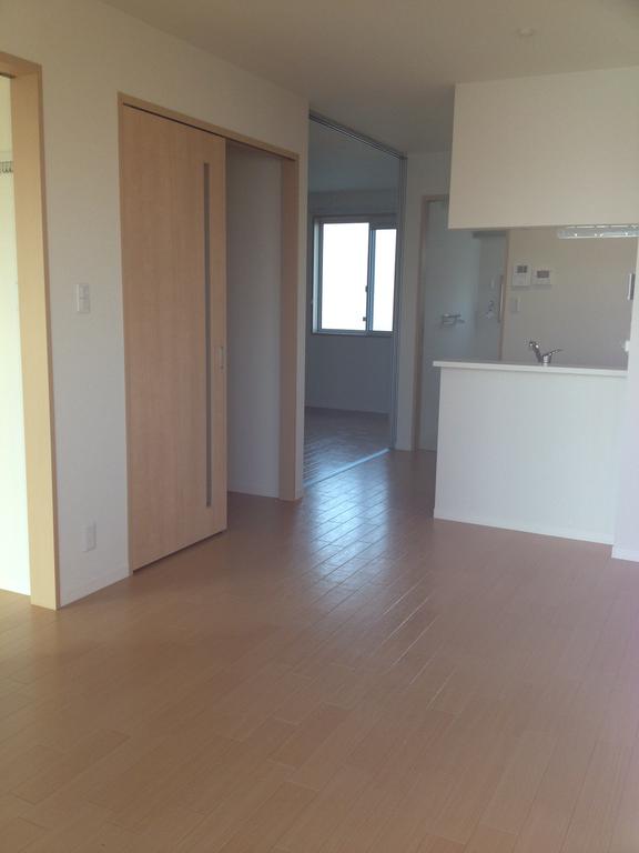 Living and room. Facing south ・ Bright living room