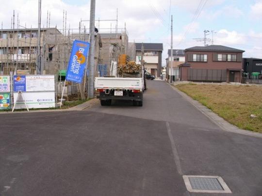 Local photos, including front road. Frontal road