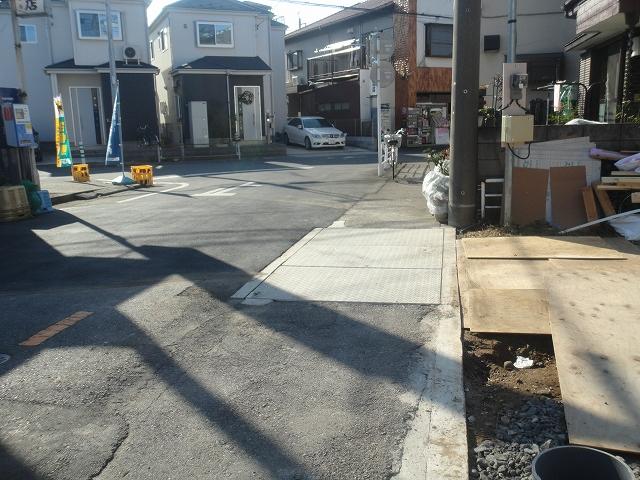 Local photos, including front road. It is a public road of 7.0m! Around traffic even fewer! Local (12 May 2013) Shooting