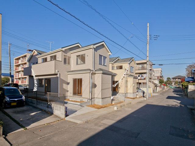 Local photos, including front road. East road 7.2M (including sidewalks)