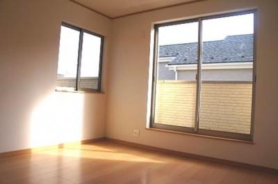 Non-living room. Sunlight enters plenty of Western-style