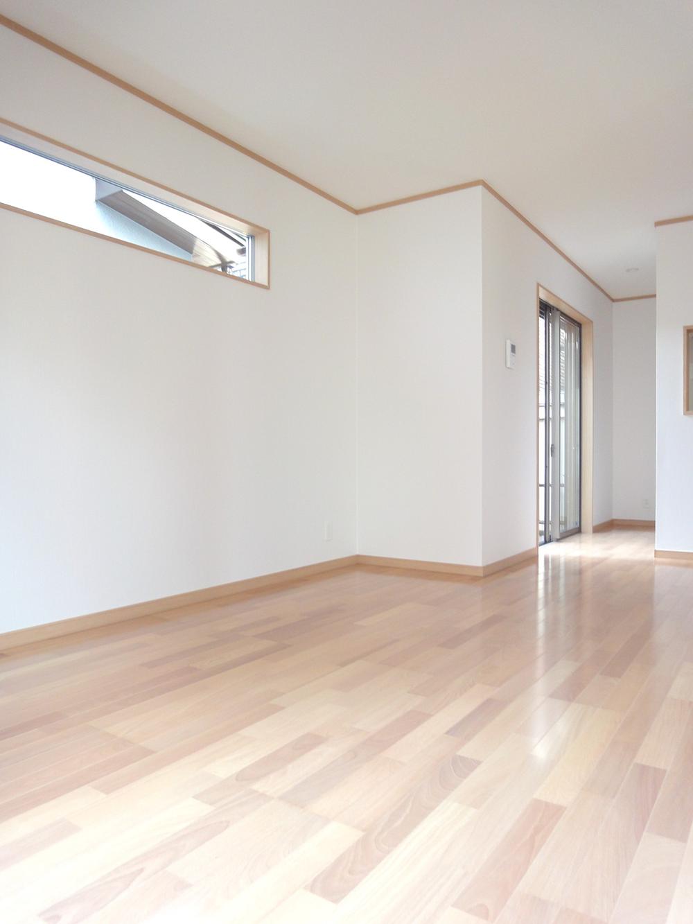 Living. 17 Pledge living (November 1, 2013) three window sweep the shooting living, Because there is one high window, Bright is!