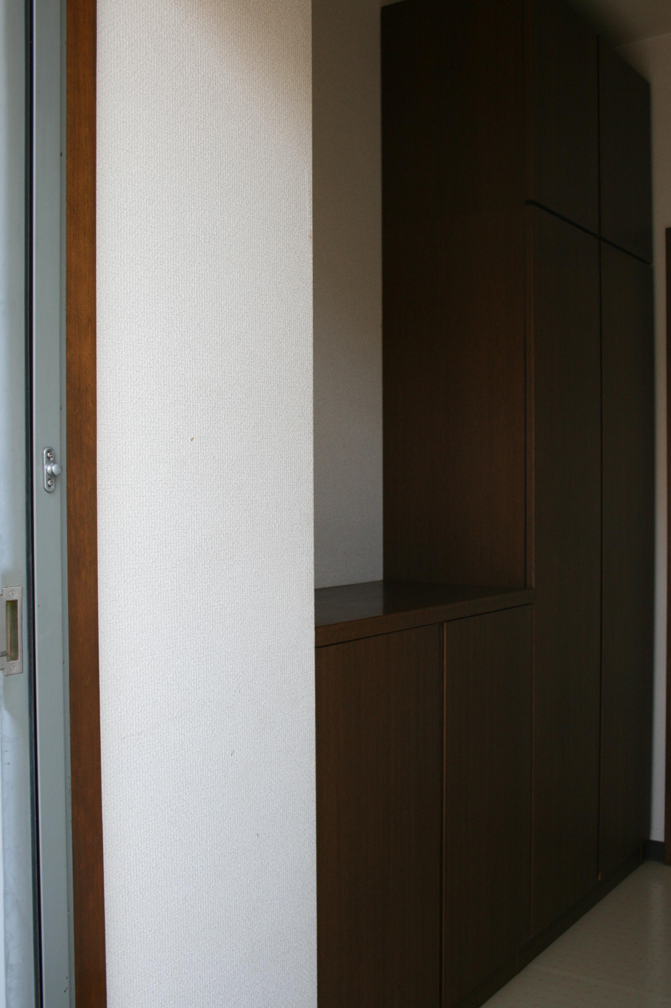 Entrance. Ceiling height shoe closet