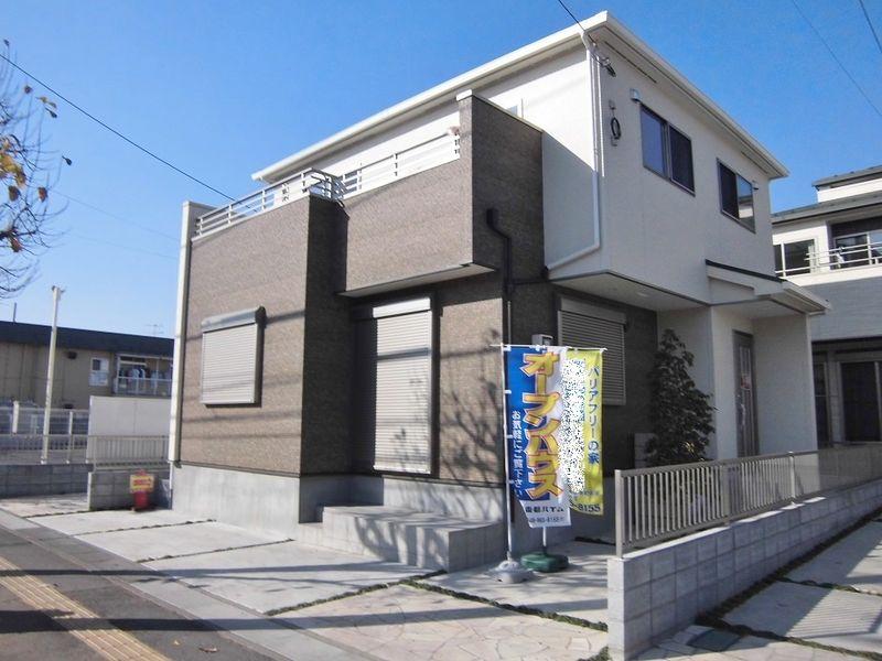 Local appearance photo. Stylish and simple appearance