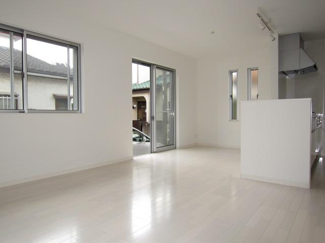 Same specifications photos (living)