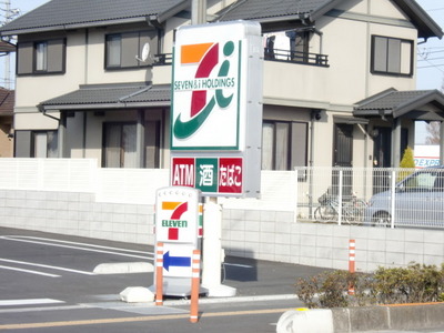 Convenience store. 450m to Seven-Eleven (convenience store)