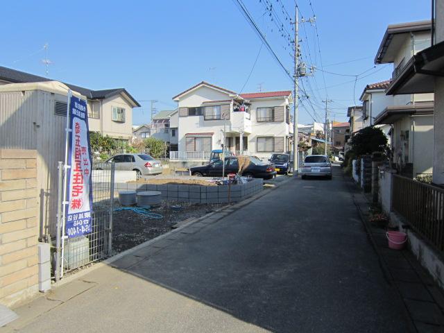 Local photos, including front road. Seddo on the south side 4m public roads