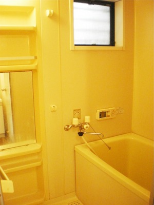 Bath. It is Reheating function with bus. It is easy to be there is a window ventilation. 