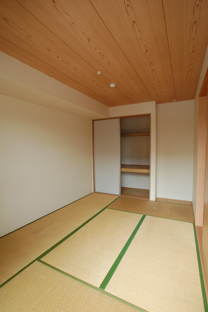 Living and room. Bright Japanese-style room is perfect for a children's playground!
